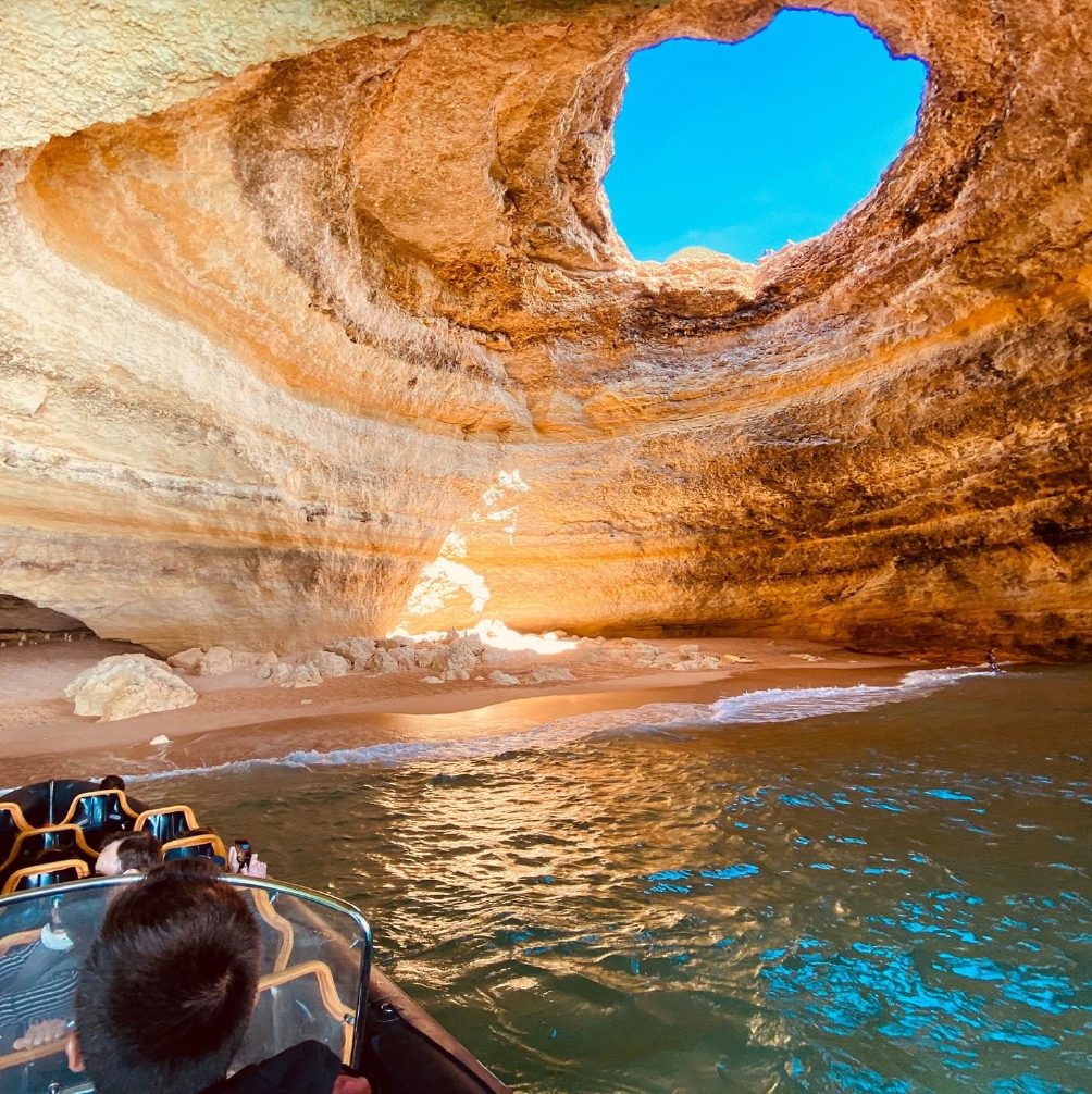 BOAT THAT FULLY ENTERS THE CAVES